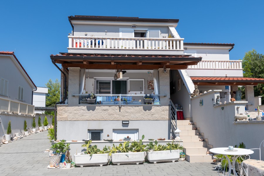 Vue de face de la maison avec terrasse couverte