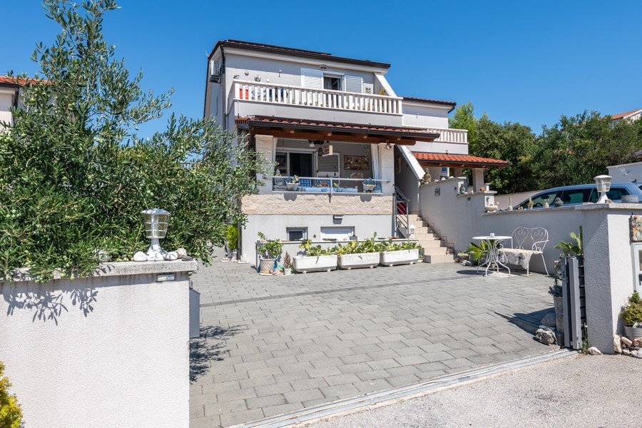 Terrasse couverte à la façade de la maison