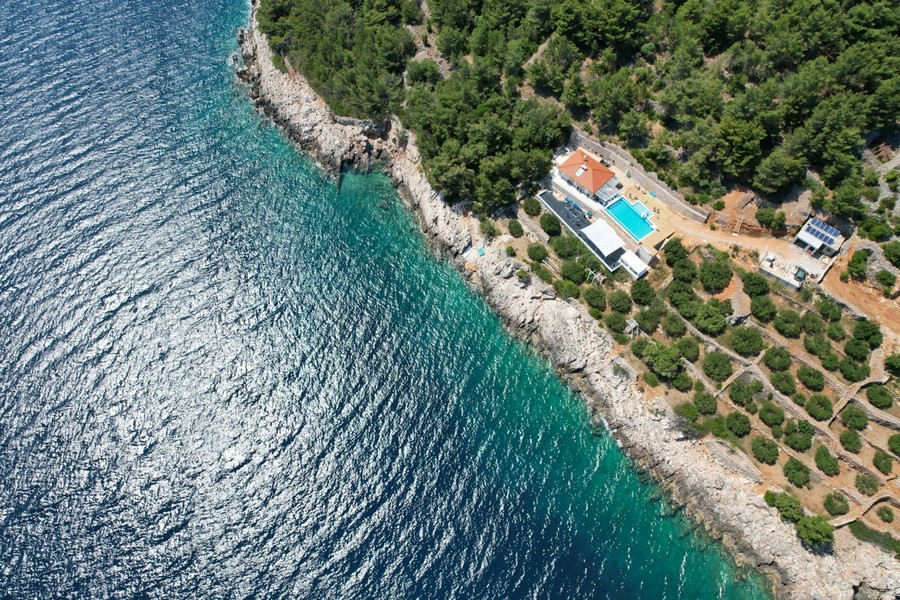 Vue aérienne de la maison avec piscine très haut au-dessus de la côte rocheuse