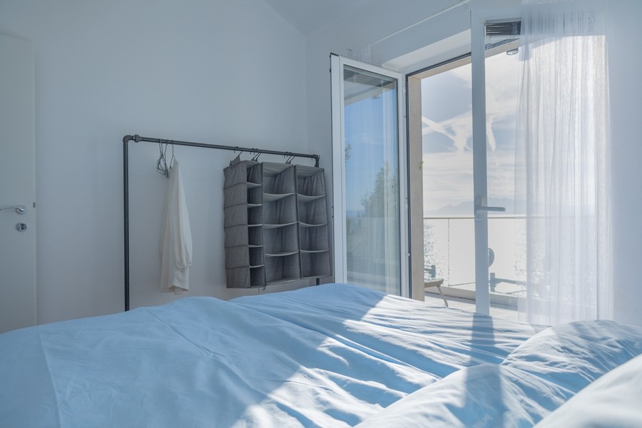 Chambre avec accès au balcon et vue mer
