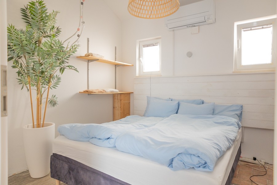 Chambre avec lit double et climatisation