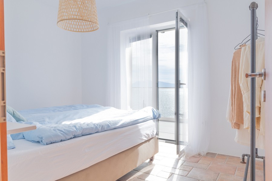 Chambre claire avec vue dégagée sur la mer
