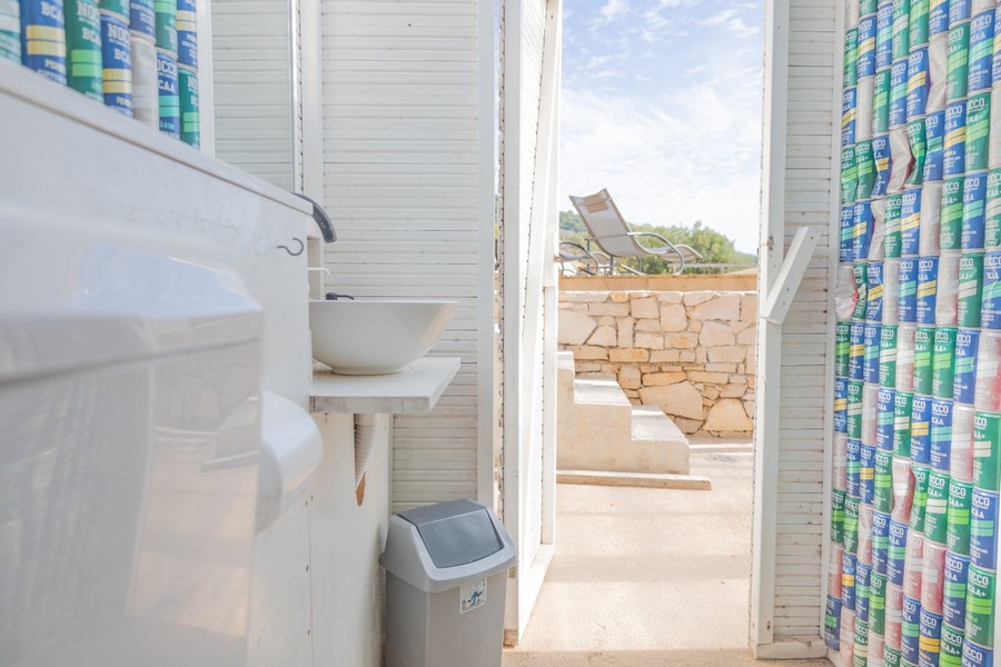 Salle de bains avec accès à la terrasse extérieure
