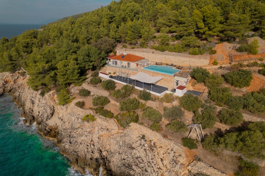 Maison avec piscine en 1re ligne sur la mer à vendre en Croatie.