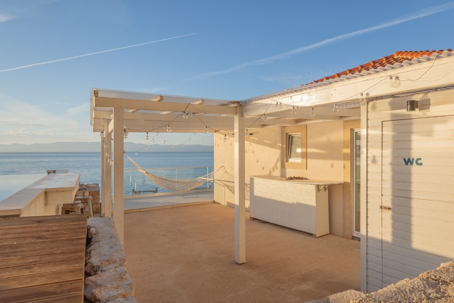 Terrasse couverte avec bar extérieur et vue sur la mer