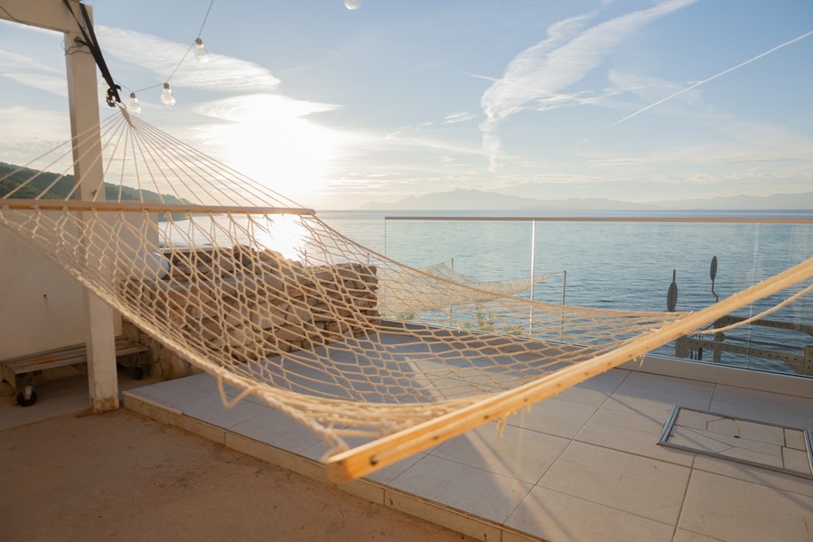 Hamac sur la terrasse directement au bord de l'eau