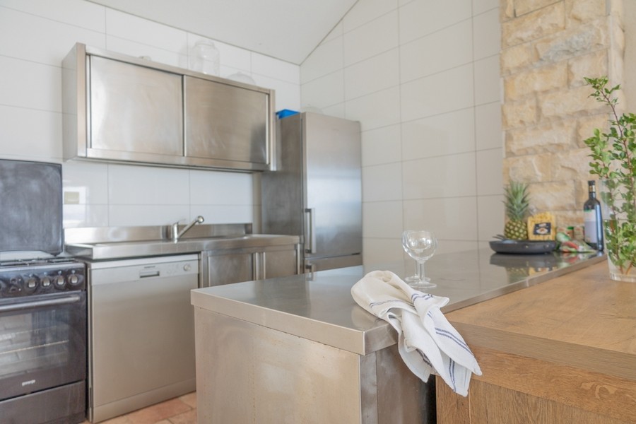 Cuisine moderne avec éléments en inox