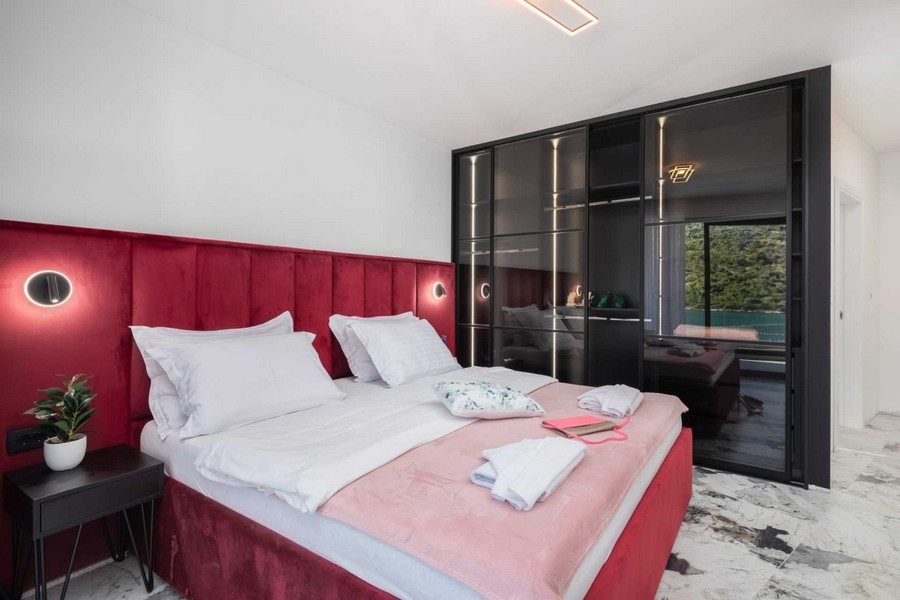 Chambre avec placard intégré et vue sur l'eau