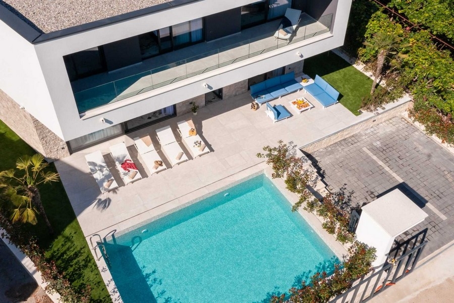 Villa moderne avec piscine et balcon