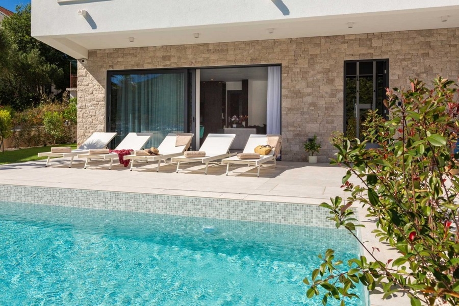 Solarium avec transats au bord de la piscine