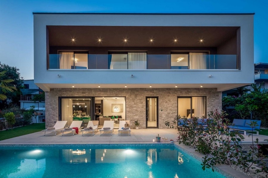 Villa avec espace extérieur éclairé au crépuscule