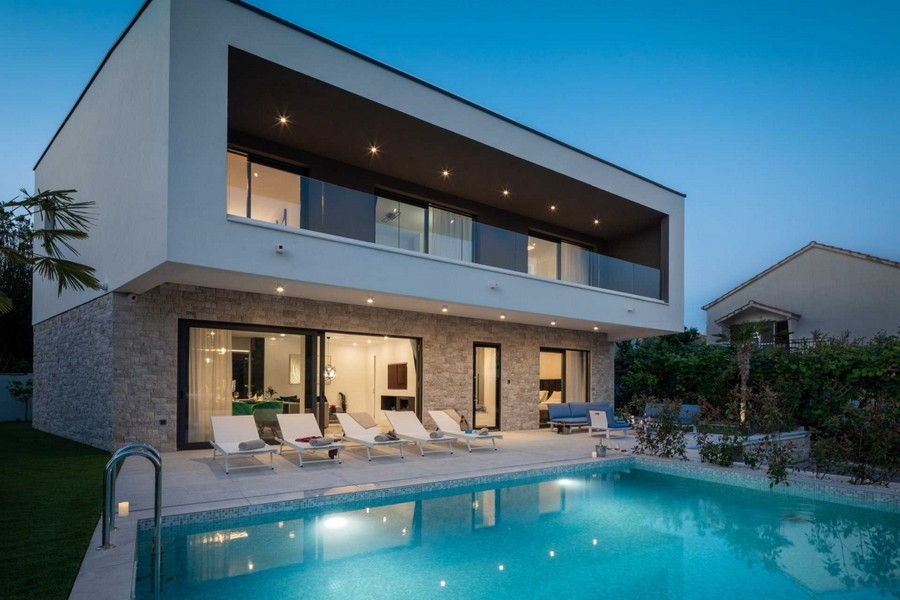Vue extérieure du bien moderne à Rogoznica avec piscine