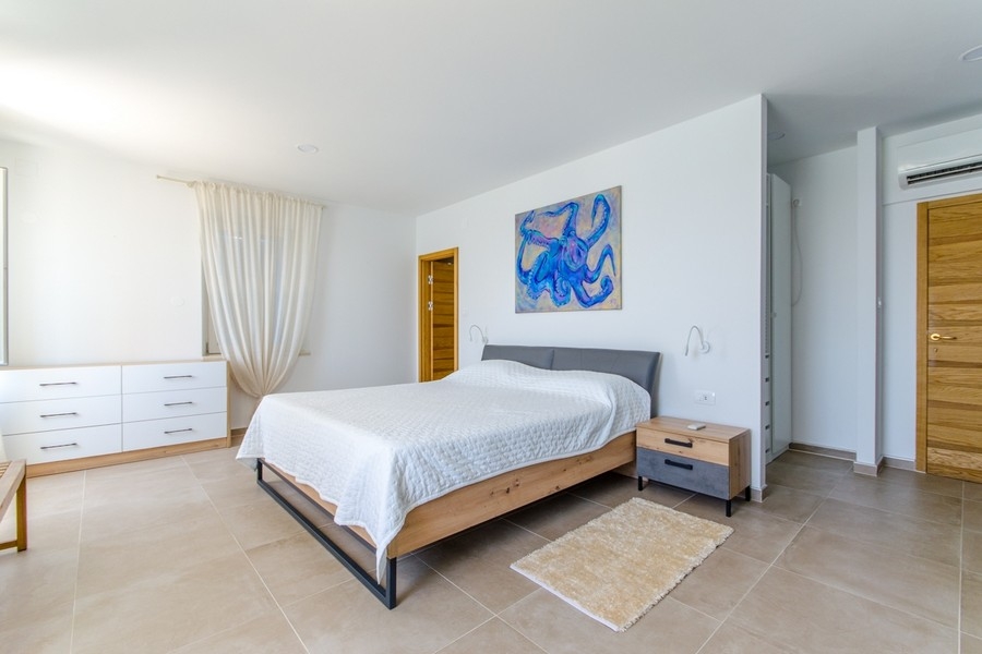 Chambre avec lit double et commode