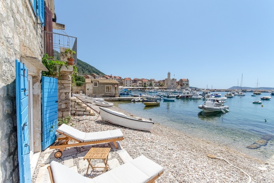Maison en pierre en bord de mer en Croatie à vendre.