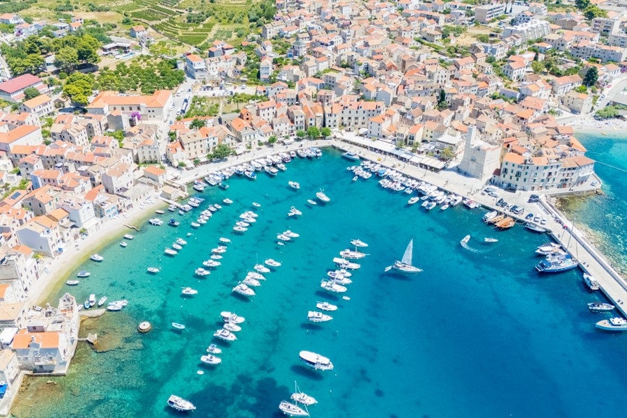 Vue aérienne du port avec bateaux et vieille ville au bord de l'eau turquoise