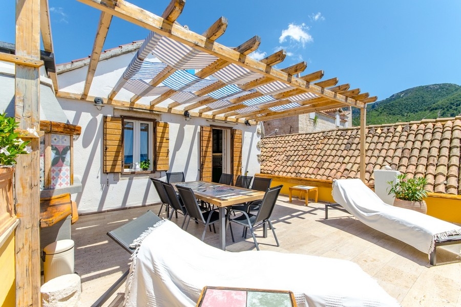 Toit-terrasse avec pergola et coin salon