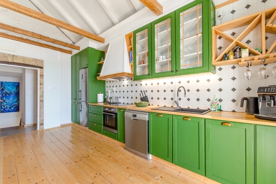 Cuisine moderne aux façades vertes et éléments en bois