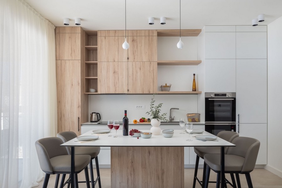 Cuisine équipée moderne avec îlot et détails en bois