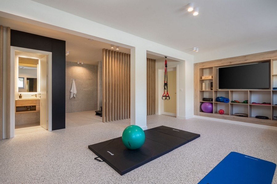 Salle de sport au sous-sol de la villa