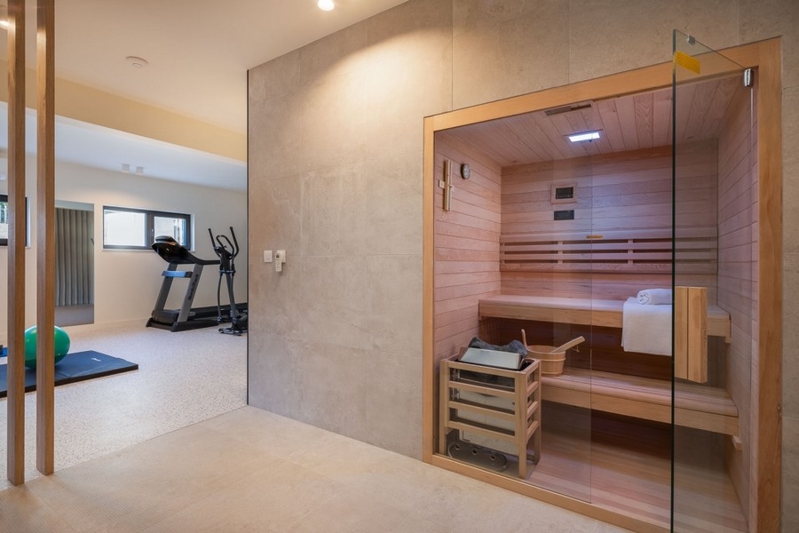 Espace sauna privatif avec façade vitrée