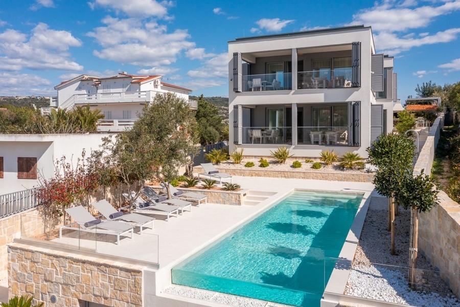 Villa de luxe directement sur la plage à vendre près de Rogoznica, Dalmatie.