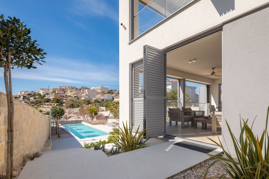 Vue sur la terrasse du bien de luxe H3812 en Dalmatie.