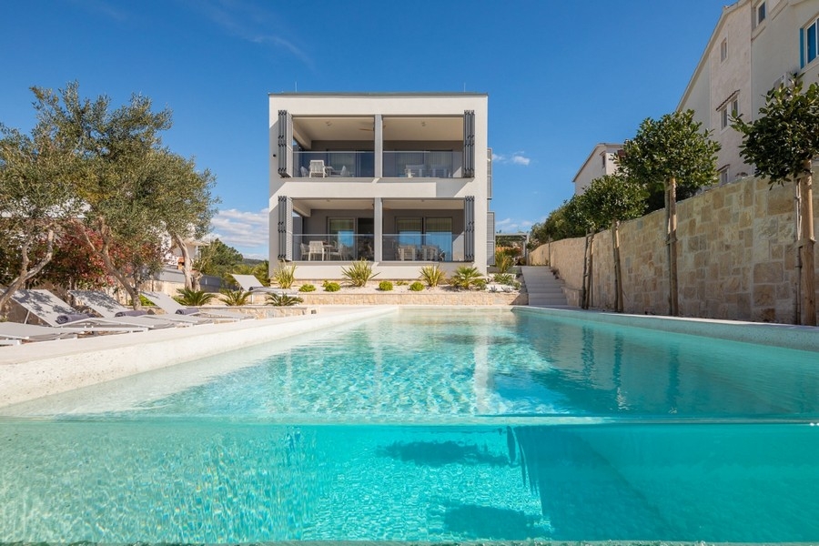 Villa moderne en première ligne sur la mer avec piscine - bien H3812