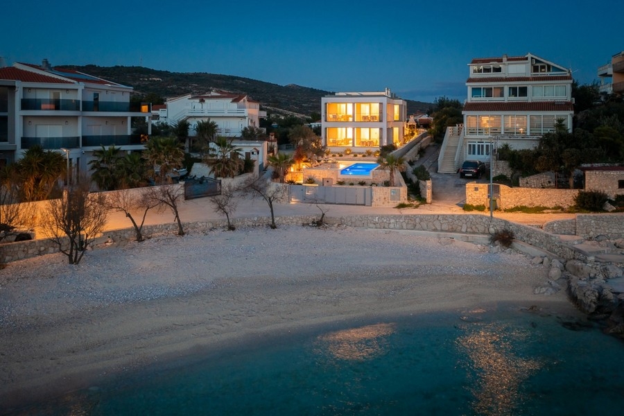 Bien proche de la plage avec espace extérieur éclairé le soir