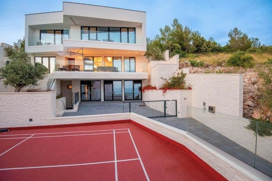 Villa luxueuse avec terrain de sport à vendre près de Primosten en Croatie.