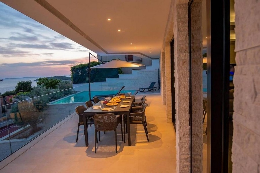 Terrasse du bien H3815 près de Primosten en Dalmatie.