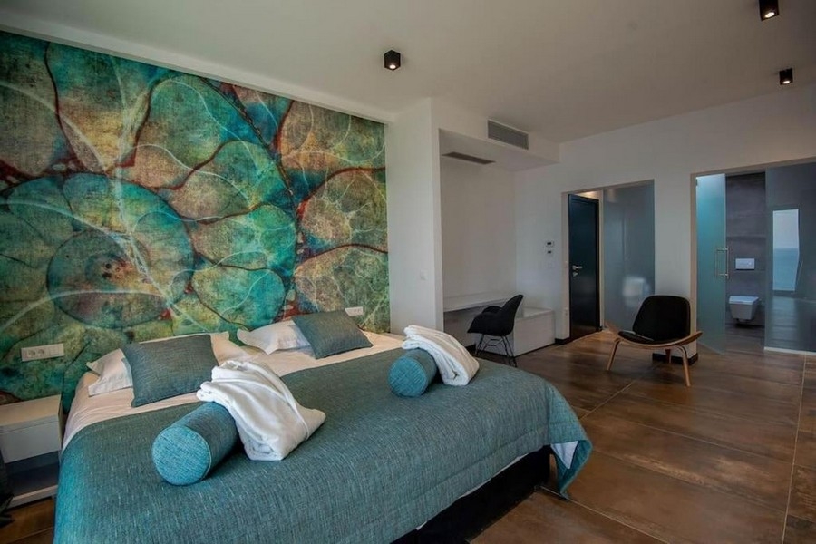 Chambre avec lit double, décoration murale et salle de bains privative