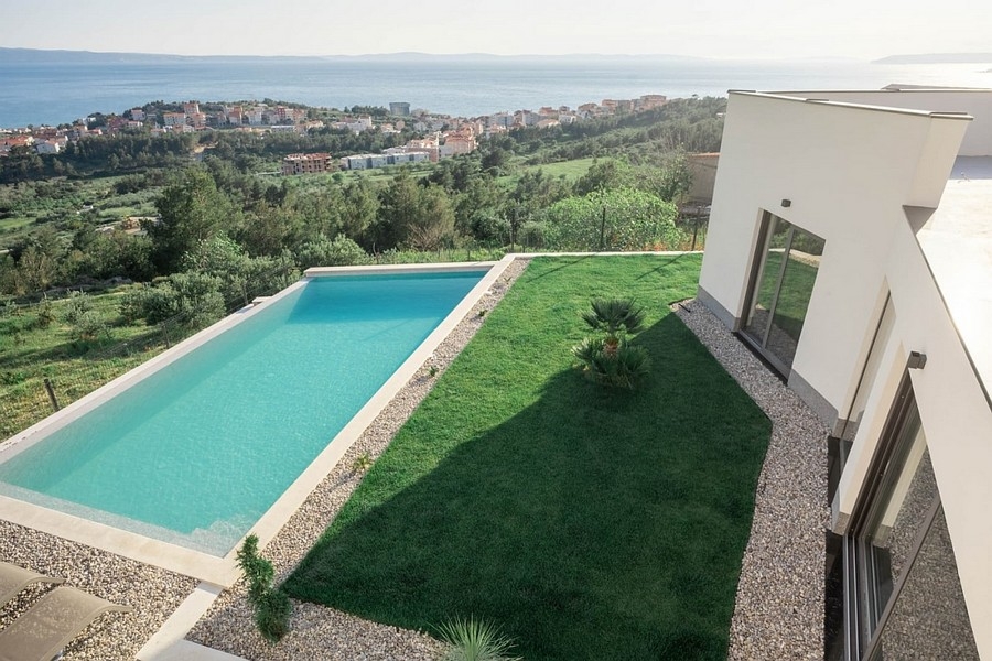Vue sur la piscine et la mer depuis la villa H3816 près de Split en Croatie.