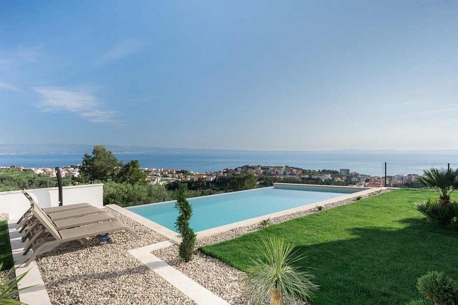Vue panoramique sur la piscine et la mer - bien H3816.