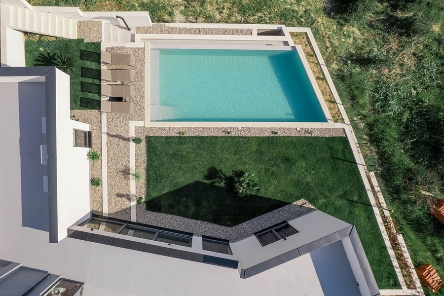 Vue aérienne de la villa avec piscine et jardin