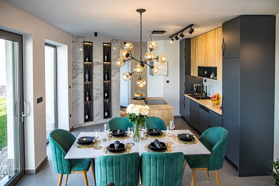 Coin repas avec luminaire design et cuisine ouverte