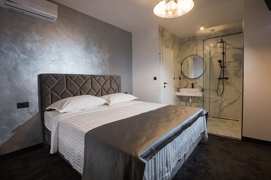 Chambre avec lit double et salle de bains privative ouverte