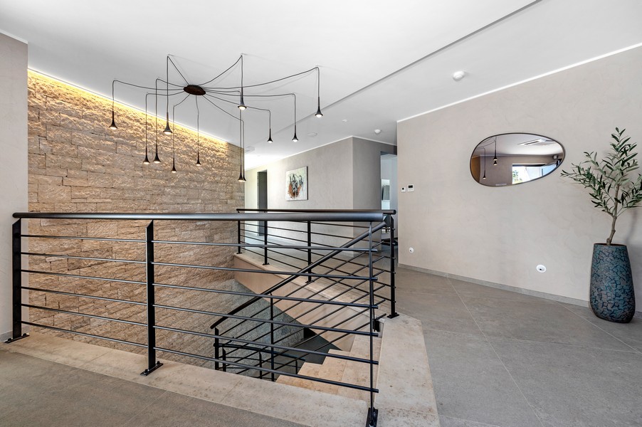 Galerie à l'étage avec garde-corps moderne et luminaire design