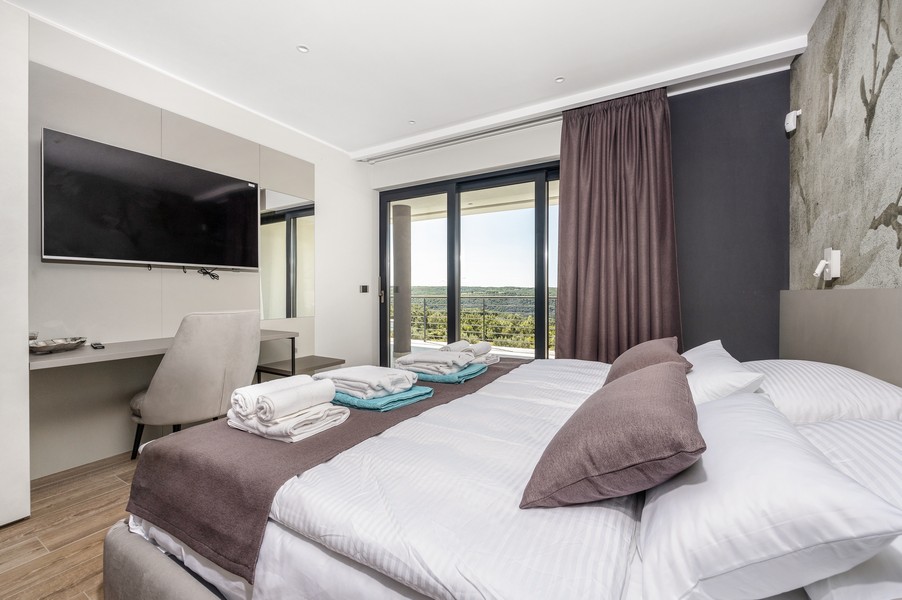 Chambre avec accès à la terrasse et vue lointaine