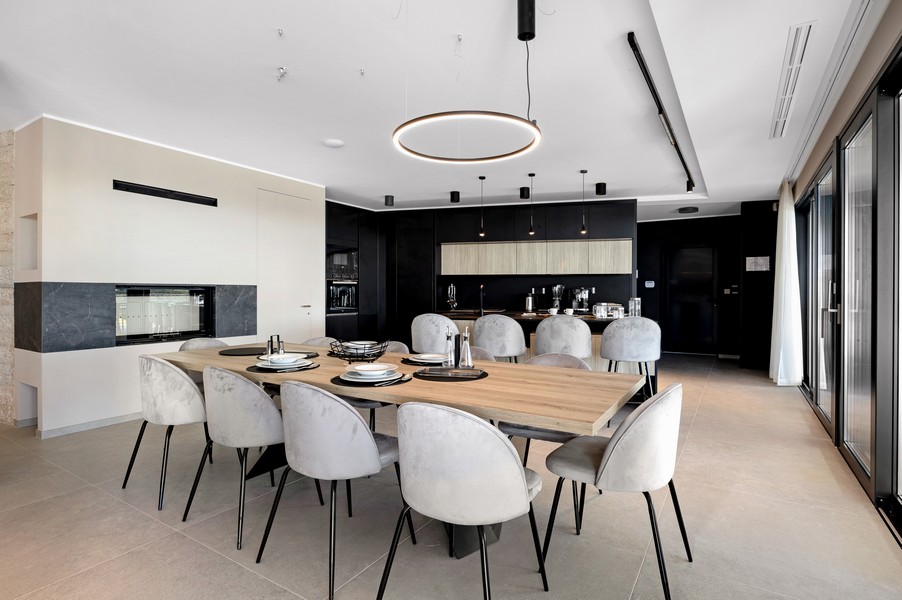 Coin repas avec cuisine design et éclairage moderne