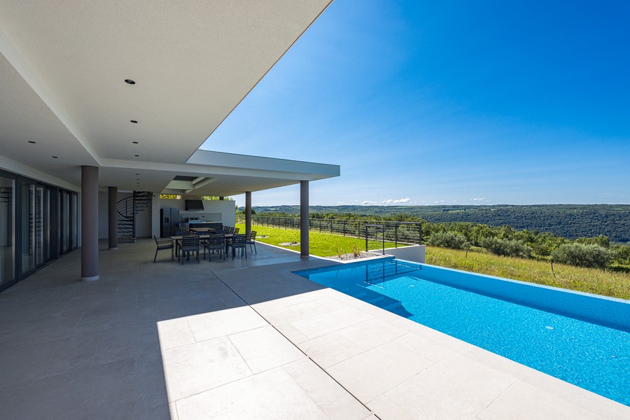 Piscine et terrasse couverte avec vue sur la vallée