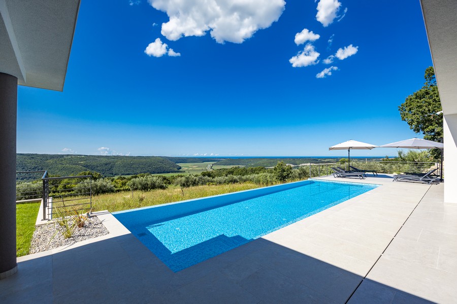 Piscine et vue mer de la villa H3817 près de Buje en Croatie.