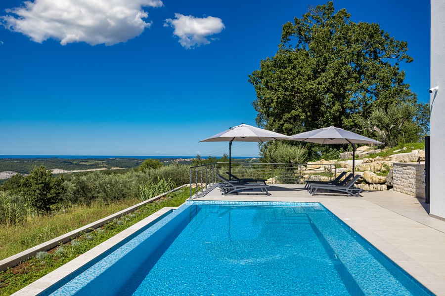 Vaste espace piscine avec solarium et vue mer