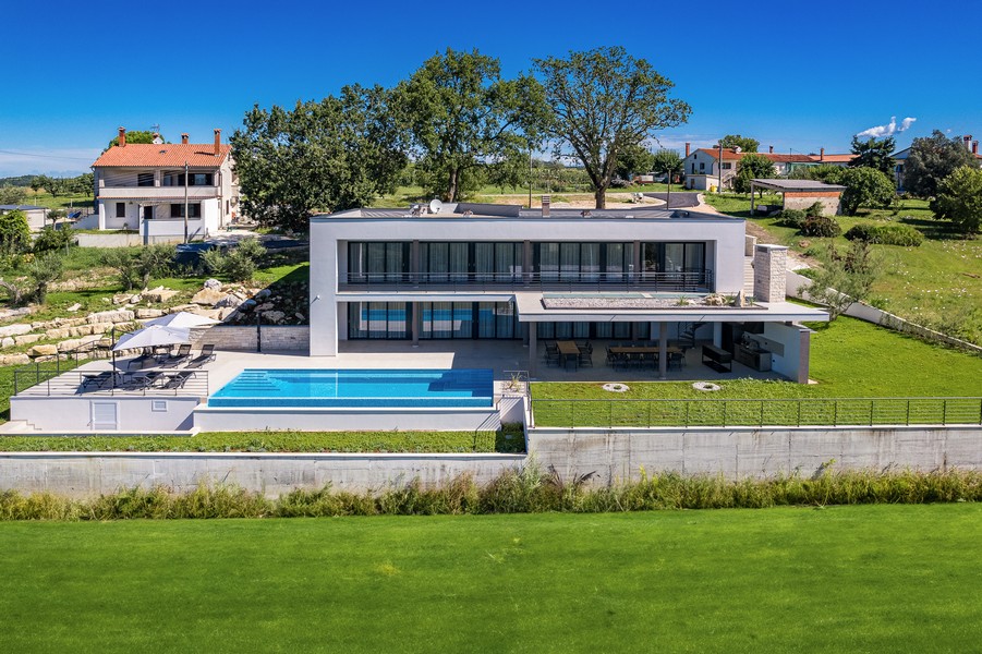 Villa moderne à l'architecture épurée et au vaste terrain