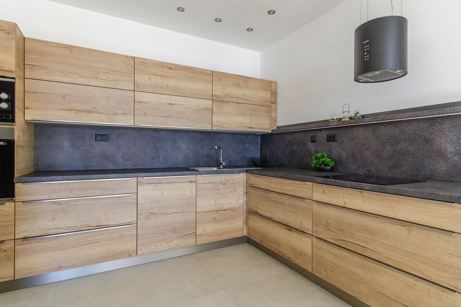 Cuisine équipée moderne aux façades en bois et îlot