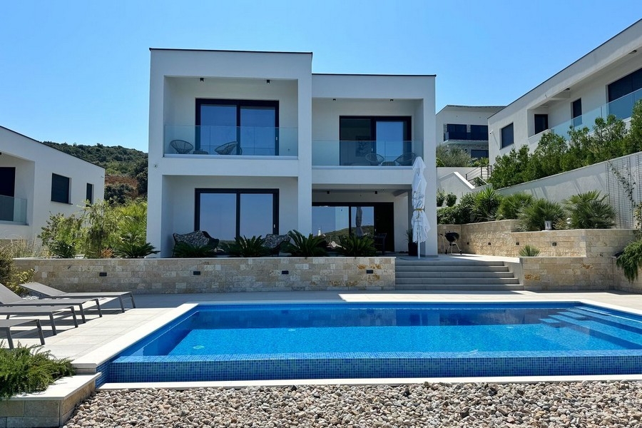 Villa moderne avec piscine et vue mer à Rogoznica