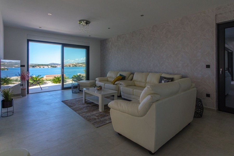 Salon avec terrasse et vue sur le littoral