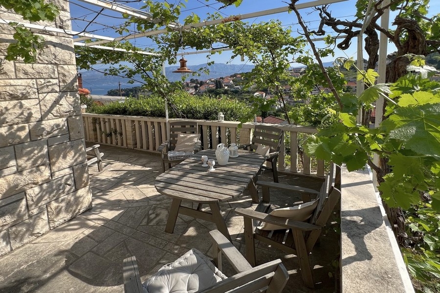 Vue mer depuis la terrasse du bien H3819 sur Brac en Croatie.