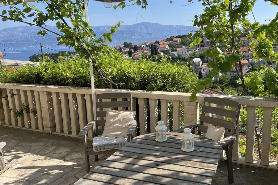 Terrasse avec coin salon et vue mer