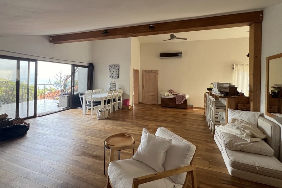 Vaste séjour avec accès à la terrasse et vue mer