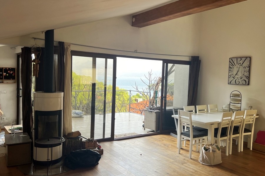 Coin repas avec accès direct à la terrasse
